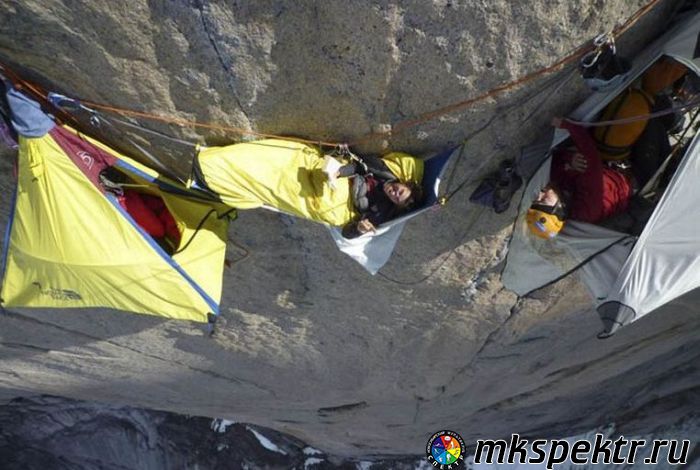 альпинисты ночуют на скале