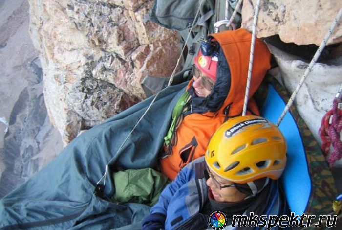 альпинисты ночуют на скале